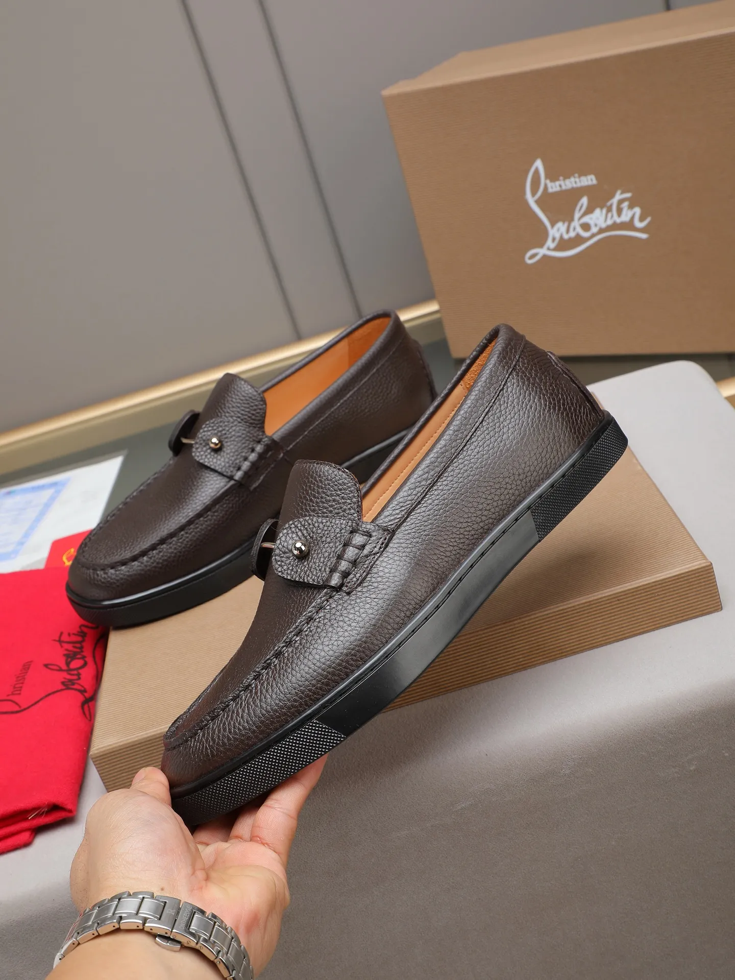PP480 Christian Louboutin (red-soled shoes) Italian men's casual sneakers are shipped! Each pair of shoes from this Italian handmade shoe brand has a simple and classic design, which is very comfortable and versatile! The upper fabric of this shoe is made of imported cowhide, with high-end and comfortable cowhide lining! The outsole is made of original rubber bottom sheets and is lined with cowhide! Brand-specific mold-opening foot bed, exclusive private mold control! Original box packaging! 39 40 41 42 43 44 (38 45 46 customized)